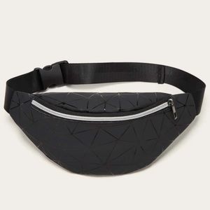 💙 NWT Women’s Geometric Pattern Medium Adjustable Strap Fanny Pack